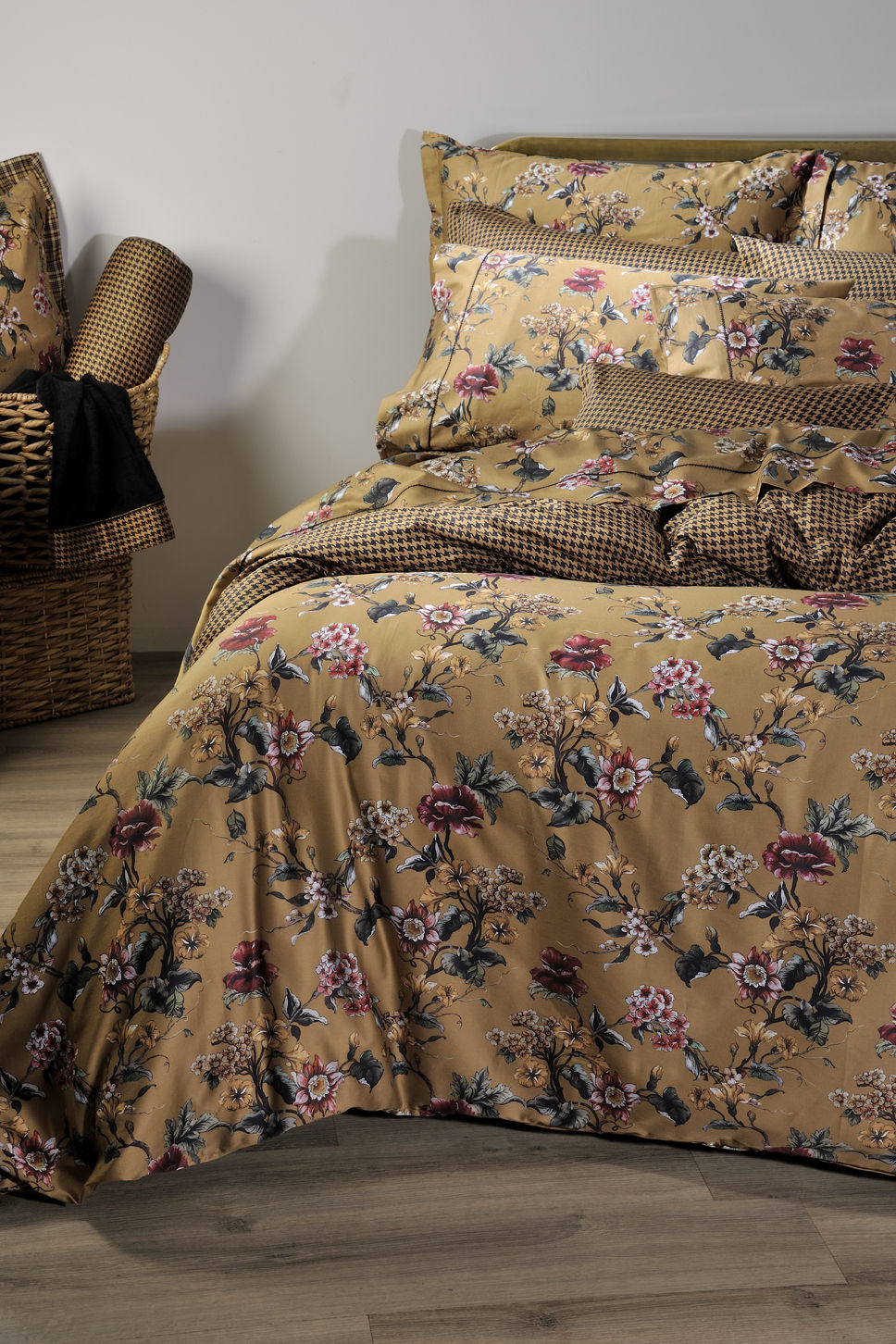 Queen Duvet 826 Gold Flower image